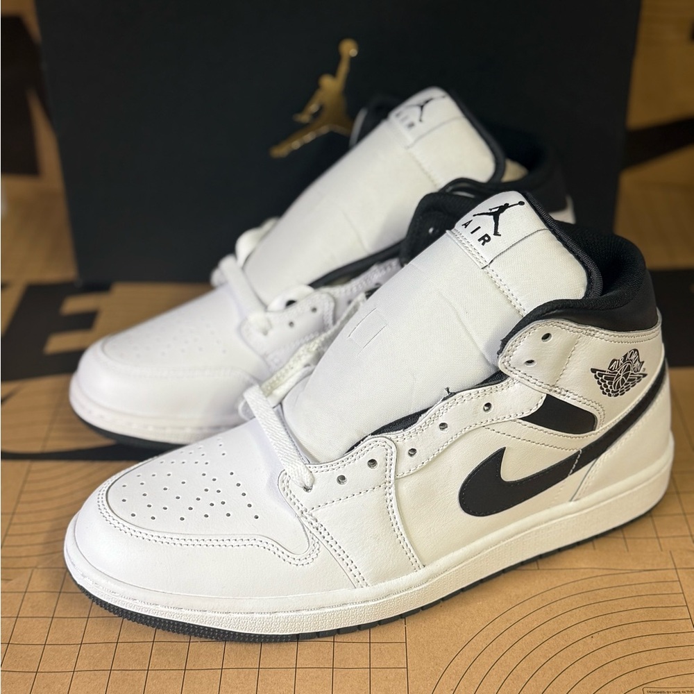Air Jordan 1 Mid Shoes White Black DQ8426-132 Men's Sizes NEW